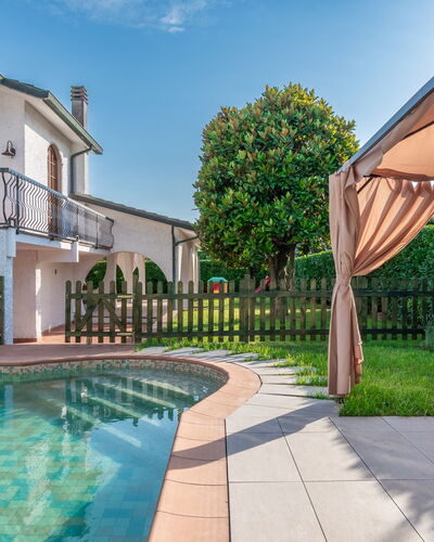 Villa i Portici: L'Eau, Plante, Ciel, Propriété, Fenêtre, Bâtiment, Bleu Azur, Piscine, Architecture, Arbre