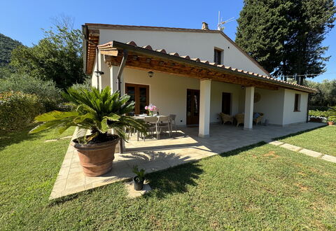 Casa Viviani: Plante, Ciel, Bâtiment, Propriété, Fenêtre, Arbre, Maison, Ombre, Lot Terre, Porte