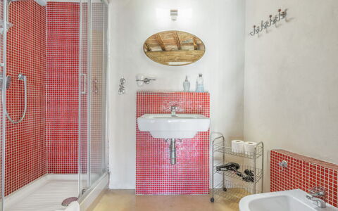 Belle Donne Apartment, Tornabuoni, Florence, Wifi: Robinet, Luminaire Plomberie, Propriété, Évier, Bâtiment, Lavabo, Violet, Design Intérieur, Salle De Bains, Bois