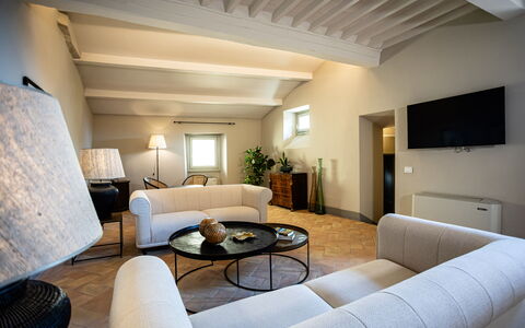 Appartamento Vagnucci: Meubles, Cadre, Table, Propriété, Canapé, Confort, Bâtiment, Design Intérieur, Architecture, Sol