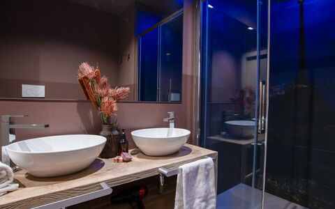 Villa Paradise: Robinet, Propriété, Luminaire Plomberie, Meubles, Évier, Bâtiment, Violet, Salle De Bains, Miroir, Design Intérieur