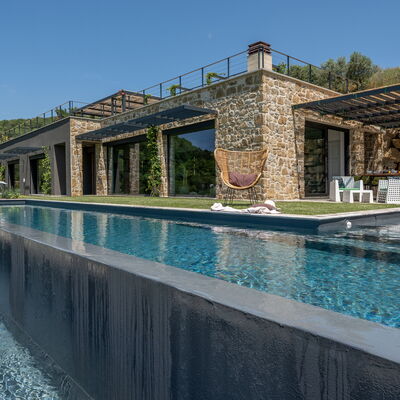 Villa Paradise: L'Eau, Ciel, Propriété, Bleu Azur, Plan D'Eau, Bâtiment, Plante, Piscine, Loisir, Arbre