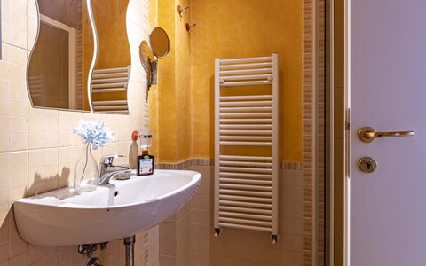 Florentine Careggi Loft: Miroir, Propriété, Robinet, Luminaire Plomberie, Évier, Salle De Bains, Bois, Design Intérieur, Bâtiment