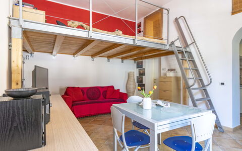 Florentine Careggi Loft: Table, Meubles, Propriété, Canapé, Bois, Bâtiment, Design Intérieur, Sol, Sol, Confort