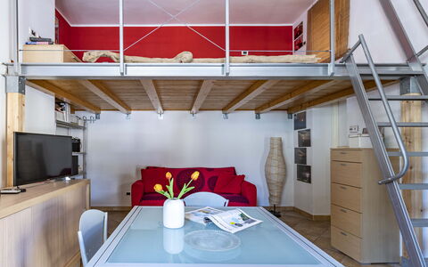 Florentine Careggi Loft: Table, Meubles, Propriété, Bâtiment, Textile, Bois, Chaise, Design Intérieur, Vaisselle, Architecture