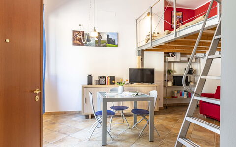 Florentine Careggi Loft: Table, Propriété, Meubles, Bibliothèque, Cadre, Bâtiment, Bureau, Bois, Design Intérieur, Rayonnage