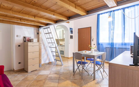 Florentine Careggi Loft: Table, Propriété, Meubles, Bâtiment, Fenêtre, Bois, Porte, Design Intérieur, Sol, Maison