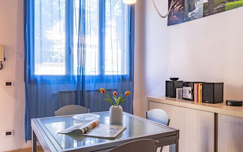 Florentine Careggi Loft: Table, Meubles, Bâtiment, Propriété, Fenêtre, Plante, Fleur, Chaise, Bois, Design Intérieur