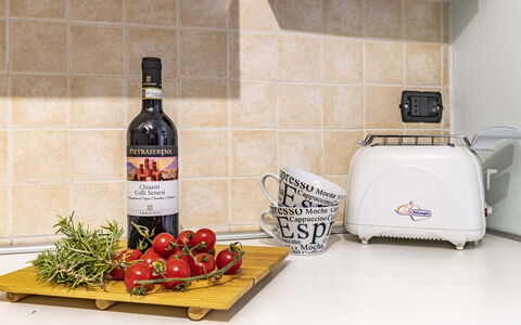 Florentine Careggi Loft: Aliments, Bouteille, Bouteille En Verre, Boisson Alcoolisée, Boisson, Ingrédient, Aliments Naturels, Appareil De Cuisine, Bouteille De Vin