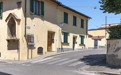 Florentine Careggi Loft: Ciel, Propriété, Fenêtre, Bâtiment, Surface De La Route, Arbre, Zone Résidentielle, Maison, Asphalte, Plante