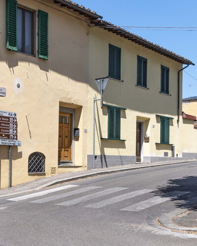 Florentine Careggi Loft: Ciel, Propriété, Fenêtre, Bâtiment, Surface De La Route, Arbre, Zone Résidentielle, Maison, Asphalte, Plante