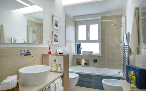 Butterfly With Beach & Breakfast Included: Miroir, Robinet, Luminaire Plomberie, Évier, Propriété, Lavabo, Bleu Azur, Armoire De Toilette, Salle De Bains, Violet