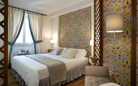 Butterfly With Beach & Breakfast Included: Meubles, Propriété, Bâtiment, Confort, Décoration, Textile, Cadre De Lit, Design Intérieur, Bois, Sol