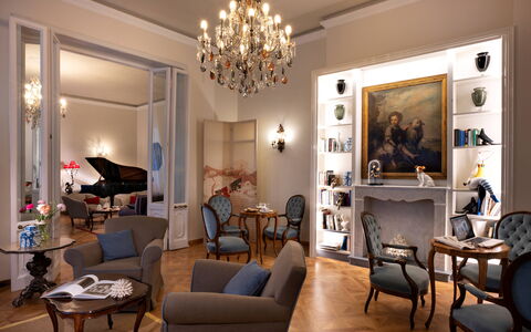 Butterfly With Beach & Breakfast Included: Meubles, Table, Cadre, Propriété, Chaise, Éclairage, Salon, Design Intérieur, Sol, Lampe