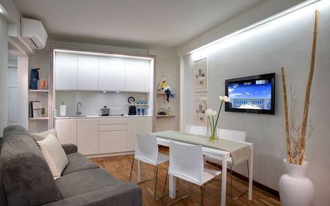 Butterfly With Beach & Breakfast Included: Table, Meubles, Canapé, Cadre, Bâtiment, Plante D'Appartement, Design Intérieur, Sol, Étagère, Sol