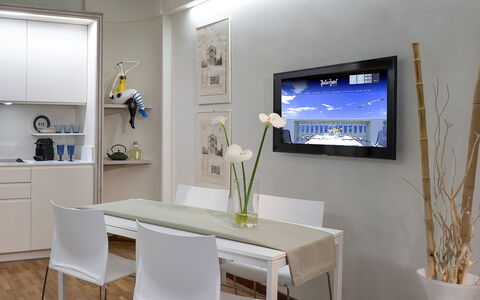 Butterfly With Beach & Breakfast Included: Meubles, Propriété, Table, Plante, Bleu Azur, Cabinetry, Design Intérieur, Bâtiment, Sol, Chaise