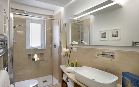 Boheme With Beach & Breakfast Included: Miroir, Robinet, Luminaire Plomberie, Évier, Propriété, Salle De Bains, Lavabo, Violet, Bâtiment, Design Intérieur