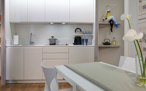 Boheme With Beach & Breakfast Included: Propriété, Meubles, Cabinetry, Blanc, Table, Design Intérieur, Plante, Rayonnage, Fleur