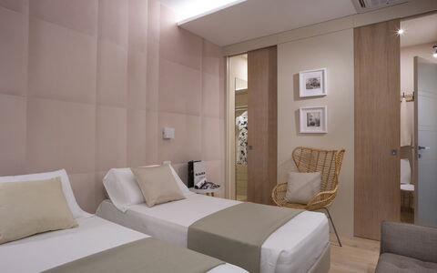 Tosca With Beach & Breakfast Included: Meubles, Confort, Bâtiment, Bois, Éclairage, Sol, Design Intérieur, Oreiller, Sol