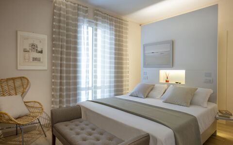 Tosca With Beach & Breakfast Included: Meubles, Propriété, Confort, Bois, Textile, Design Intérieur, Éclairage, Sol, Chaise