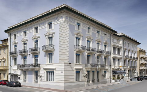 Tosca With Beach & Breakfast Included: Bâtiment, Ciel, Fenêtre, Nuage, Voiture, Design Urbain, Quartier, Roue, Zone Résidentielle, Condominium