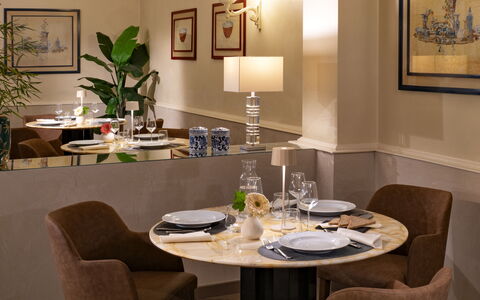 Tosca With Beach & Breakfast Included: Table, Meubles, Cadre, Propriété, Plante, Chaise, Vaisselle, Bâtiment, Éclairage, Design Intérieur