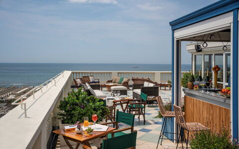 Tosca With Beach & Breakfast Included: Ciel, Table, L'Eau, Meubles, Nuage, Bâtiment, Bleu Azur, Plante, Chaise, Mobilier De Jardin