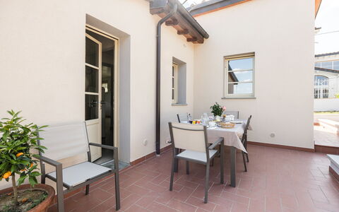 Villacolle 1, Poggio a Caiano, Hot Tub, Wifi, Ac: Meubles, Plante, Table, Fenêtre, Pot De Fleur, Plante D'Appartement, Bâtiment, Bois, Design Intérieur, Chaise