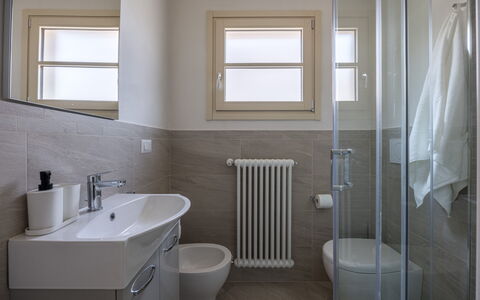 Villacolle 1, Poggio a Caiano, Hot Tub, Wifi, Ac: Luminaire Plomberie, Robinet, Évier, Propriété, Lavabo, Fenêtre, Salle De Bains, Bâtiment, Design Intérieur