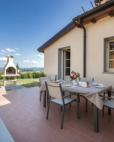 Villacolle 1, Poggio a Caiano, Hot Tub, Wifi, Ac: Table, Plante, Ciel, Propriété, Meubles, Fenêtre, Nuage, Bâtiment, Bleu Azur, Pot De Fleur
