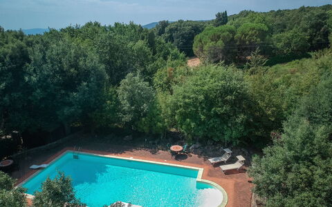 Santa Colomba House, Siena, Nature And Pool: L'Eau, Nuage, Ciel, Piscine, Paysage Naturel, Arbre, Plan D'Eau, Paysage, Plante, Herbe