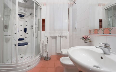 Santa Colomba House, Siena, Nature And Pool: Robinet, Luminaire Plomberie, Propriété, Miroir, Blanc, Évier, Produit, Violet, Salle De Bains, Design Intérieur