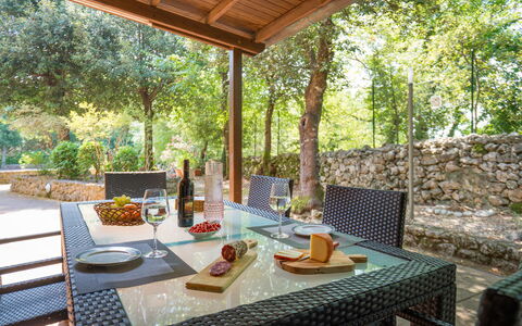 Santa Colomba House, Siena, Nature And Pool: Table, Meubles, Propriété, Vaisselle, Plante, Chaise, Tableau De Plein Air, Bâtiment, Mobilier De Jardin, Éclairage