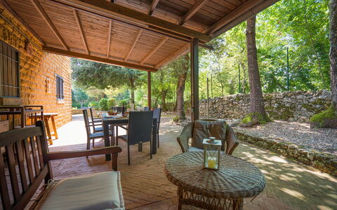 Santa Colomba House, Siena, Nature And Pool: Bois, Meubles, Chalet, Ombre, Porche, Chaise, Mobilier De Jardin, Eco Hôtel, Tache De Bois, Structure En Plein Air