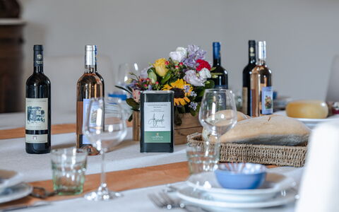 Villa Aiale: Vaisselle, Bouteille, Drinkware, Table, Vaisselle, Du Vin, Fleur, Verres À Pied, Bar, Bouteille En Verre