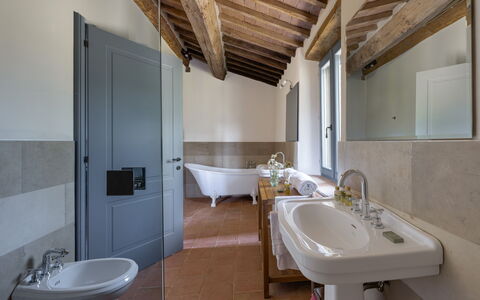 Villa Aiale: Miroir, Robinet, Luminaire Plomberie, Évier, Lavabo, Propriété, Salle De Bains, Violet, Design Intérieur, Éclairage