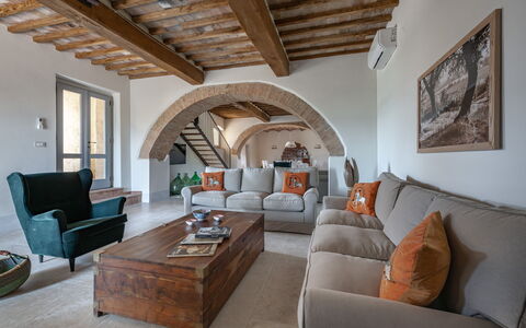 Villa Aiale: Meubles, Table, Propriété, Canapé, Cadre, Bois, Design Intérieur, Salon, Confort, Sol