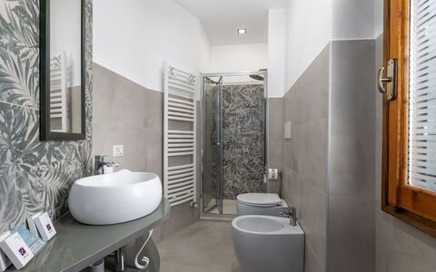 Villa Chicco: Luminaire Plomberie, Bâtiment, Évier, Salle De Bains, Design Intérieur, Sol, Sol, Bois, Lavabo