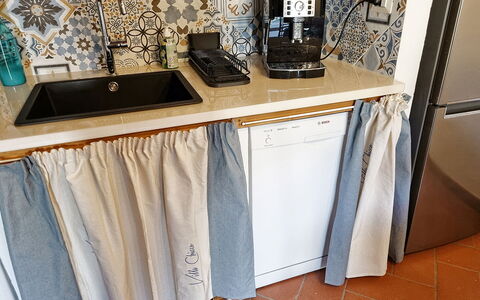 Villa Chicco: Buanderie, Cabinetry, Étagère, Rayonnage, Cintre, Sol, Bois, Cuisine, Table, Dur