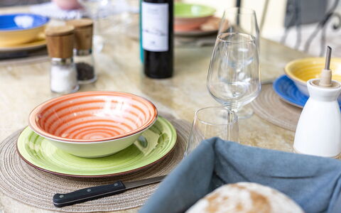 Villa Chicco: Vaisselle, Vaisselle, Drinkware, Table, Assiette, Coupe, Serveware, Bouteille, Aliments, Bois