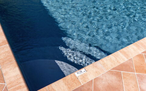 Villa Chicco: L'Eau, Bleu Azur, Bleu, Rectangle, Surface De La Route, Bois, Asphalte, Sol, Sol, Aqua