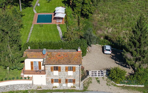 Villa Chicco: Plante, Bâtiment, Fenêtre, Pente, Maison, Lot Terre, Design Urbain, Véhicule, Arbre, Zone Résidentielle