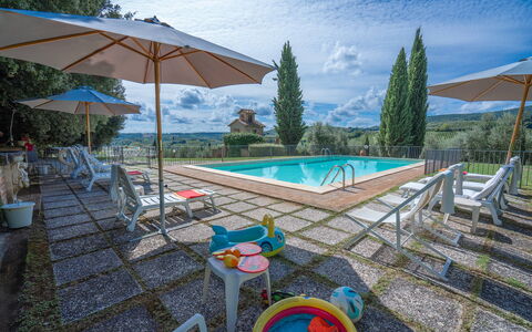 La Tesa Country House With Pool S. Gimignano: L'Eau, Ciel, Propriété, Piscine, Nuage, Bleu Azur, Bâtiment, Mobilier De Jardin, Parapluie, Arbre