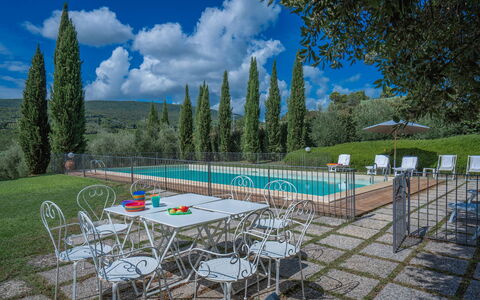 La Tesa Country House With Pool S. Gimignano: Ciel, Nuage, L'Eau, Table, Plante, Arbre, Chaise, Piscine, Mobilier De Jardin, Paysage Naturel