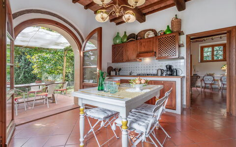 La Tesa Country House With Pool S. Gimignano: Table, Meubles, Bois, Comptoir, Chaise, Cuisine, Design Intérieur, Tache De Bois, Sol, Sol