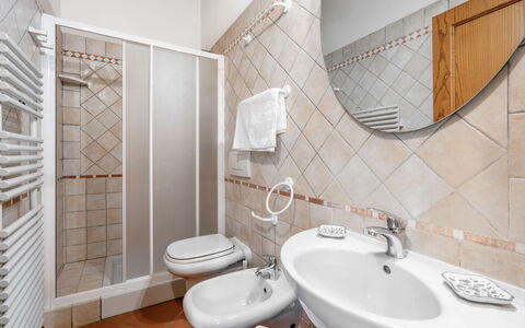 La Tesa Country House With Pool S. Gimignano: Miroir, Marron, Robinet, Luminaire Plomberie, Lavabo, Évier, Propriété, Salle De Bains, Design Intérieur, Violet