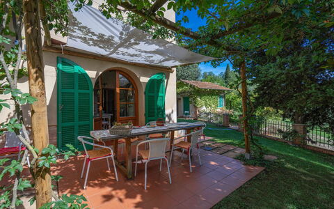 La Tesa Country House With Pool S. Gimignano: Bâtiment, Plante, Table, Meubles, Fenêtre, Arbre, Ombre, Chaise, Mobilier De Jardin, Tableau De Plein Air