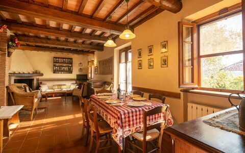 La Maggiolina & La Bastide: Table, Meubles, Propriété, Fenêtre, Chaise, Bois, Design Intérieur, Bâtiment, Maison, Immobilier