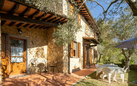 La Maggiolina & La Bastide: Bâtiment, Plante, Fenêtre, Ciel, Arbre, Ombre, Lumière Du Soleil, Bois, Maison, Chalet