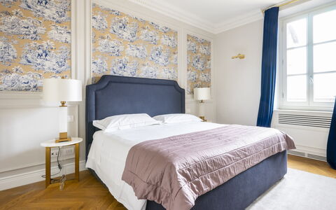 Albizi Penthouse Luxury Apartment In Florence By P: Meubles, Propriété, Fenêtre, Bleu, Bleu Azur, Bâtiment, Bois, Textile, Confort